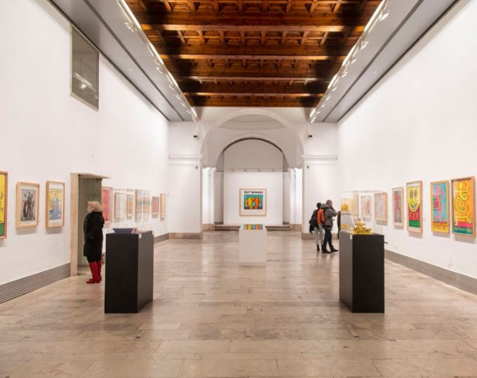 Sala de exposiciones de la pasiu00f3n con muestra de Keith Haring