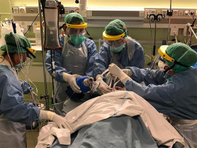 Enfermeras en una uci en plena intervencion a un paciente con covid