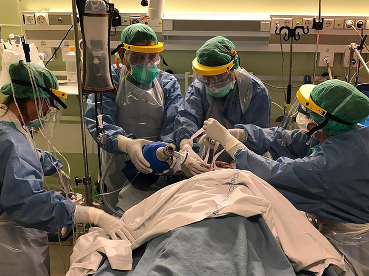 Enfermeras en una uci en plena intervencion a un paciente con covid