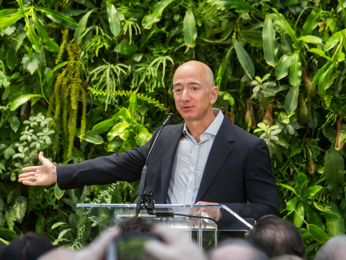 Jeff Bezos at Amazon Spheres Grand Opening in Seattle   2018 (39074799225) (cropped2)