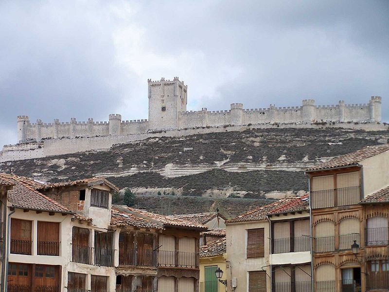 800px Castillo peu00f1afiel desde plaza coso valladolid