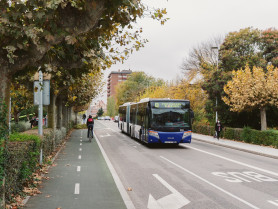 Autobús Auvasa y carril bici Poniente CARDU 7243