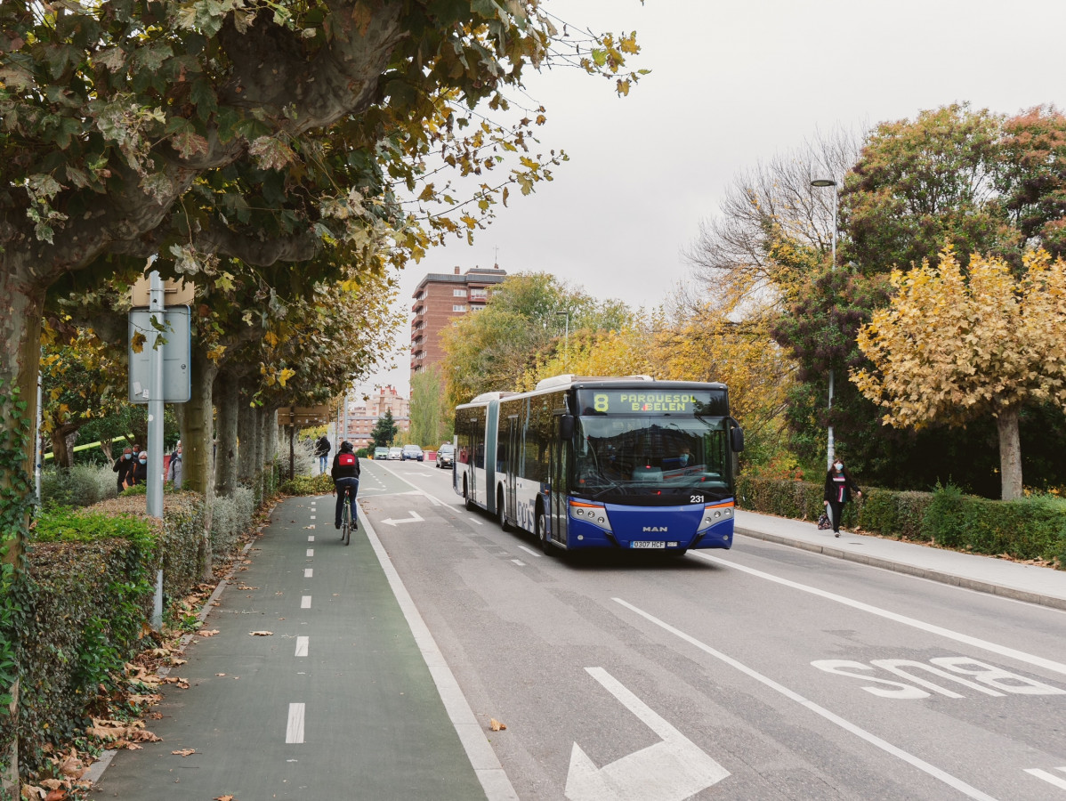 Autobu00fas Auvasa y carril bici Poniente CARDU 7243