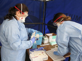 Enfermeras preparandose para la realizacion de pruebas pcr